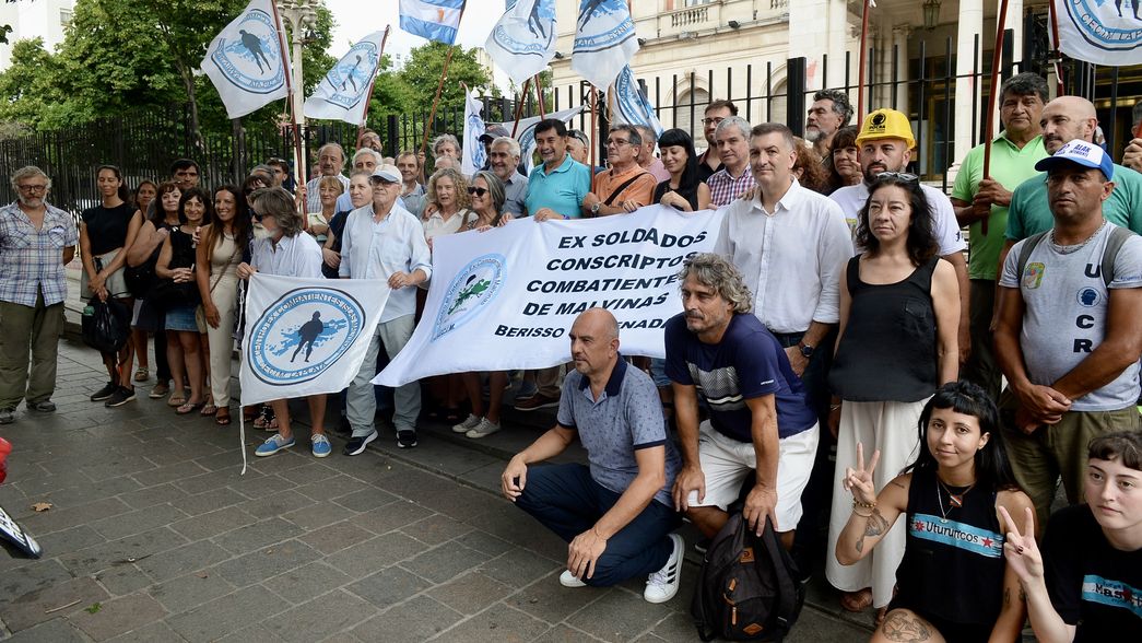 El CECIM La Plata entregó a la Justicia 30.000 firmas contra el DNU de Milei