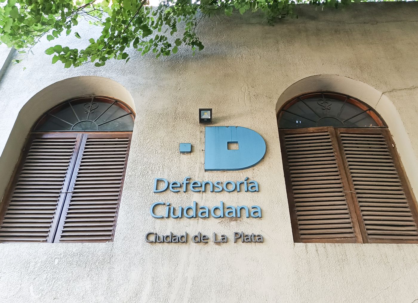 El edificio donde funciona la Defensoría Ciudadana, en 53 entre 4 y 5