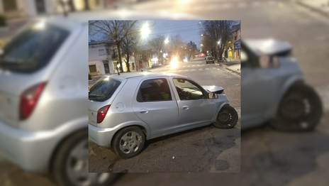 Un hombre perdió el control de su auto y terminó chocando contra un árbol en plena avenida 7