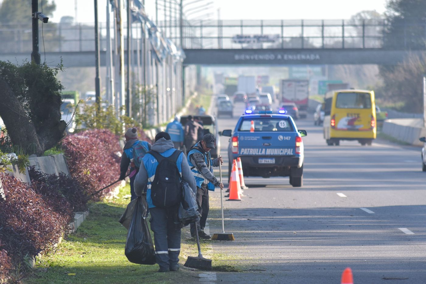 Las tareas llevadas a cabo por los agentes comunales incluyeron la limpieza en la bajada de la Autopista La Plata-Buenos Aires.