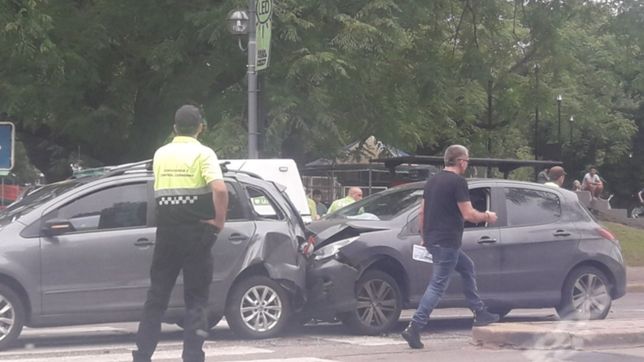 tremendo choque entre dos autos en plaza belgrano: hay heridos