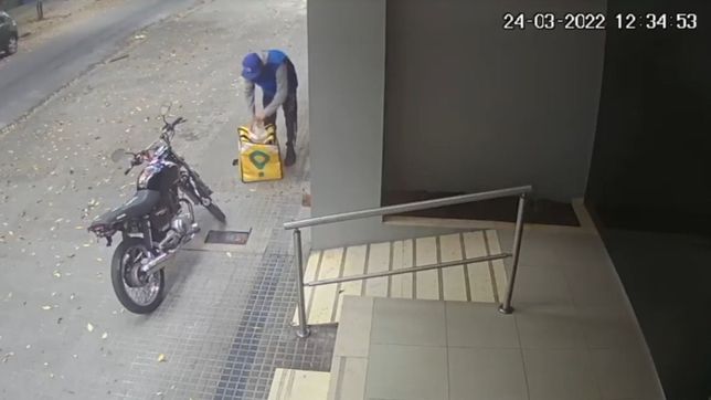 video: un delivery entregaba un pedido, le dio hambre y se robo parte de la comida