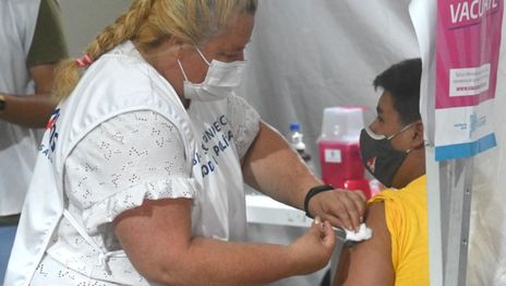 Crecen los casos de COVID y preocupa el bajo porcentaje de población con refuerzos