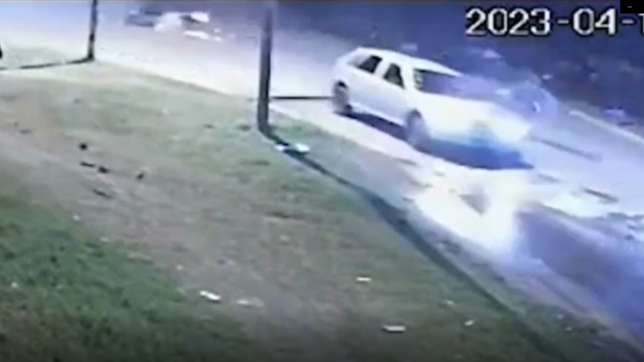 video: un repartidor que escapaba de motochorros atropello a una joven y la mato
