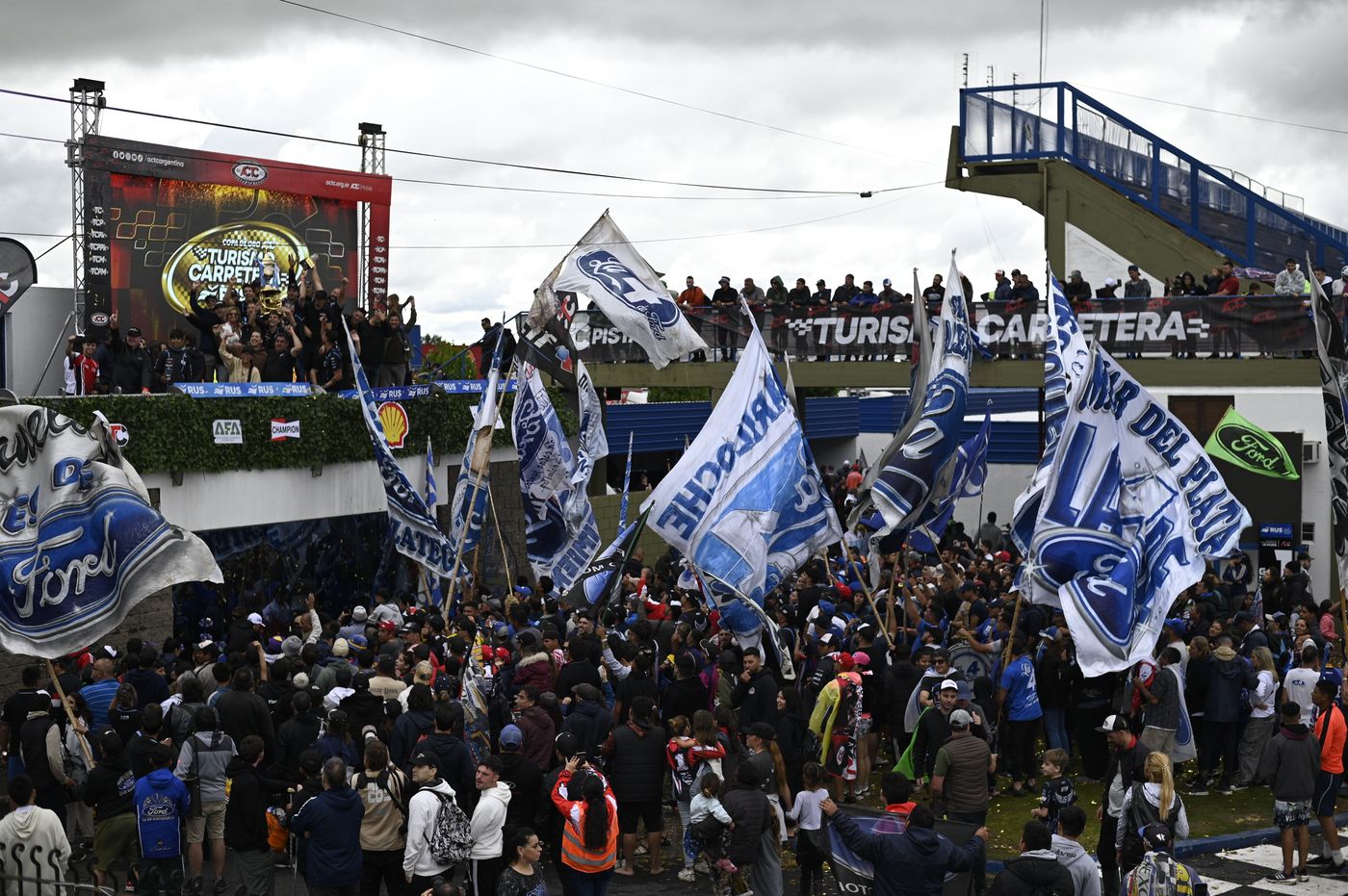 La consagraci&oacute;n de Juli&aacute;n Santero desat&oacute; la euforia de los fan&aacute;ticos de Ford en La Plata.