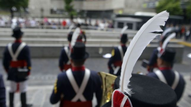 ¿que hacian los granaderos tocando musica pop en pleno centro platense?