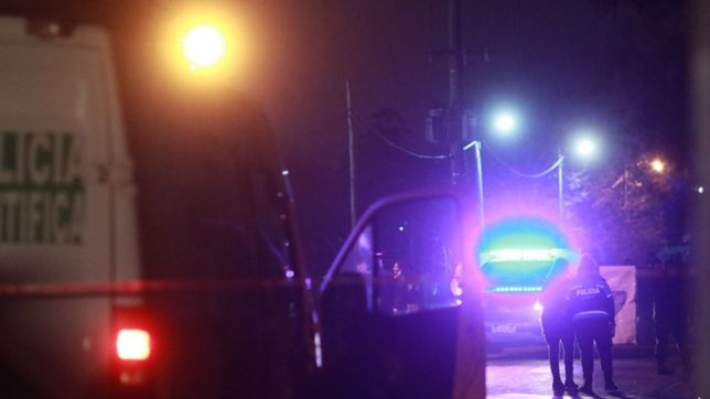 una mujer fue asesinada a punaladas en su casa y buscan a su pareja