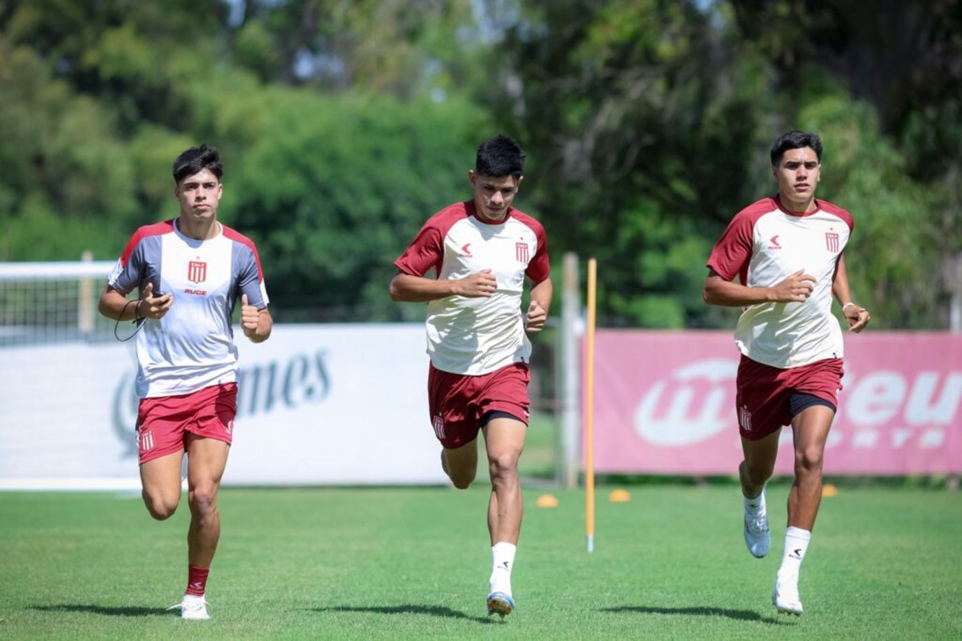 Estudiantes entrenamiento pretemporada Juveniles Tobio Burgos.jpg
