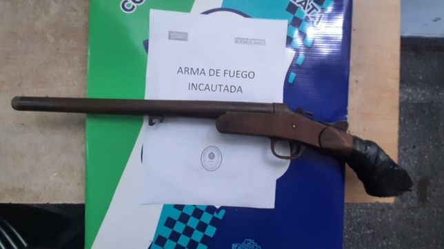 desmanes, amenazas y una persecucion para atrapar a un joven armado con un pistolon