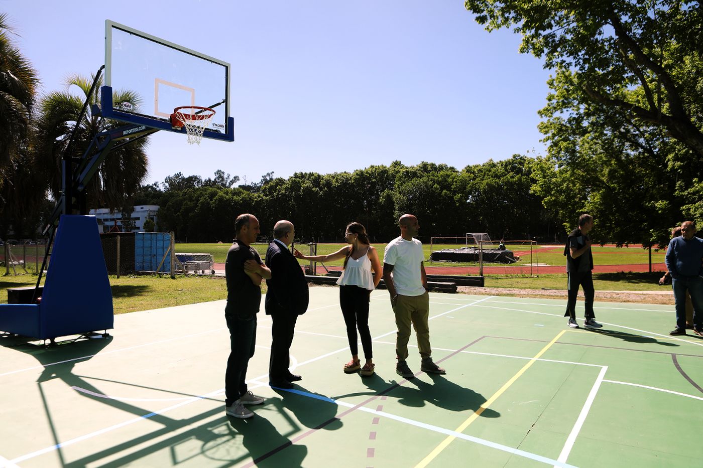 Las autoridades de la UNLP recorrieron el nuevo play&oacute;n en el Campo de Deportes