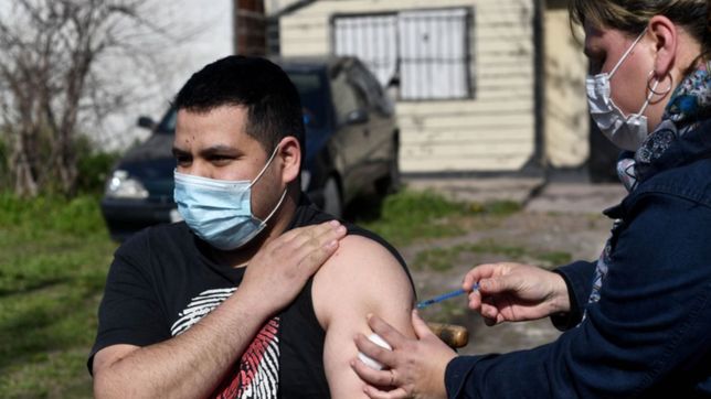 ante la suba de casos, buscan reducir a cuatro meses la aplicacion de la dosis de refuerzo