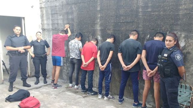 brutal: seis menores golpearon a un joven en medio de un asalto