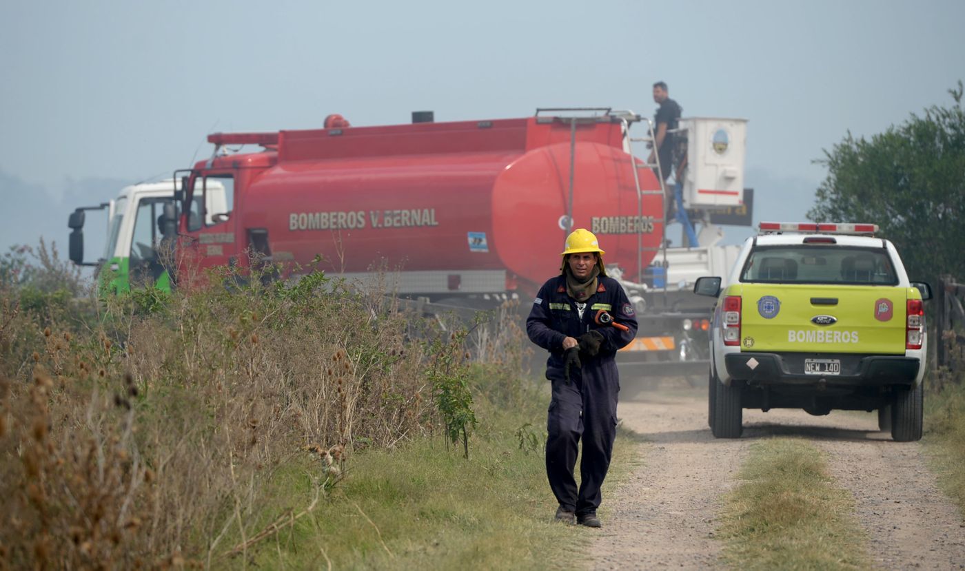 Incendios forestales en la Reserva Natural de Punta Lara Bomberos(5).jpg