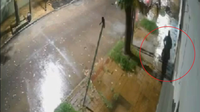 amenazas armadas durante una violenta entradera a una jubilada y su hijo