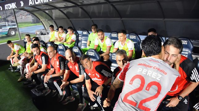 frio apreton de manos: el saludo de enzo perez con martin demichelis