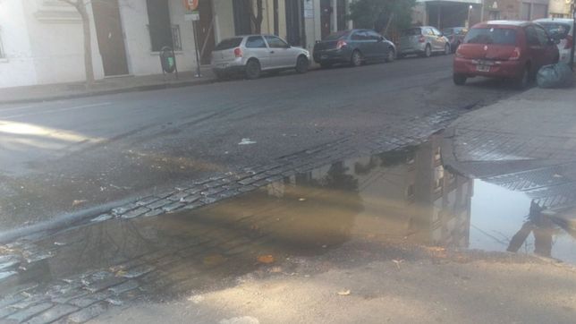 quejas contra absa por una laguna en pleno centro platense