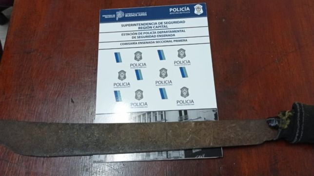 trepo una pared, se metio en una casa con un machete y lo atraparon in fraganti