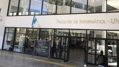 Golpes, robo y pánico en la Facultad de Informática de la UNLP tras el ataque a un alumno