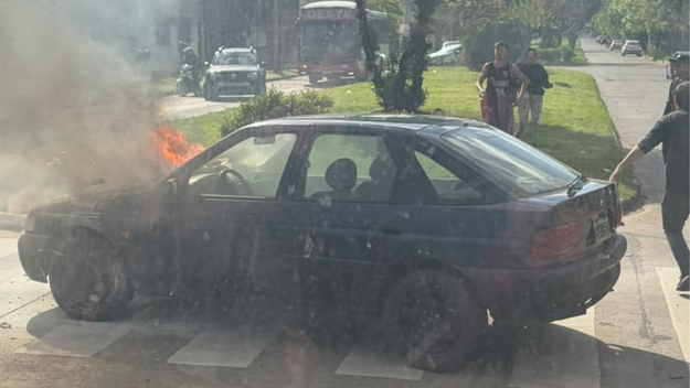 Un auto se prendió fuego en plena avenida de La Plata y encendió las alarmas