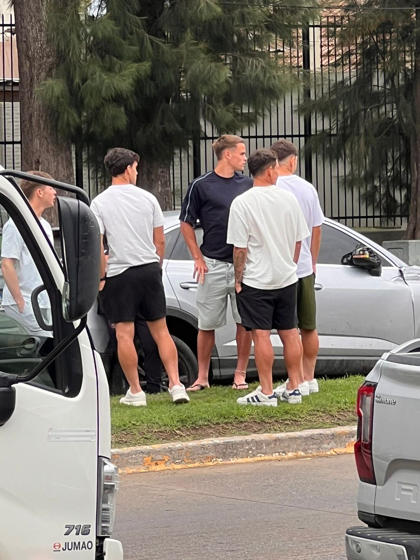 Ignacio Miramón y otros jugadores de Gimnasia se quedaron en el lugar tras el accidente