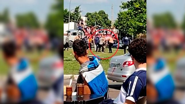 video: un grupo de hinchas de gimnasia golpeo a uno de estudiantes y le robo su camiseta