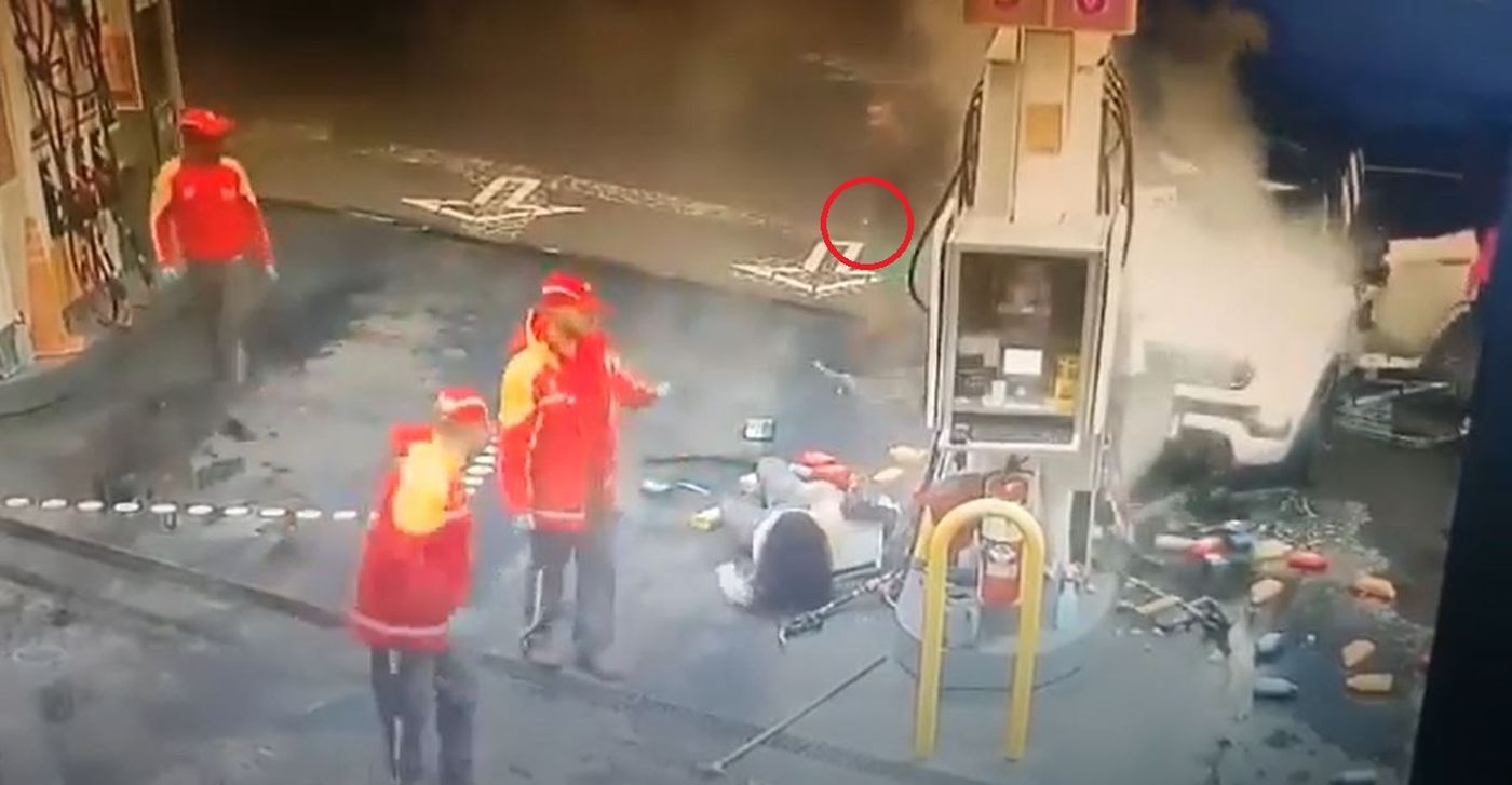 En el momento en el que Mancuso baja del auto se puede ver la pulsera blanca del boliche bailable.