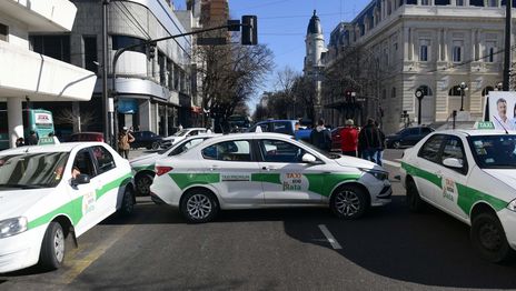 La Comuna acordó con los taxistas endurecer los controles contra Uber, DiDi y Cabify