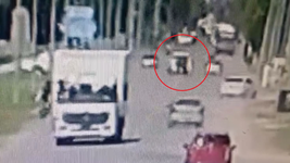 asi fue el brutal accidente en ensenada en el que murio un motociclista que iba con su familia