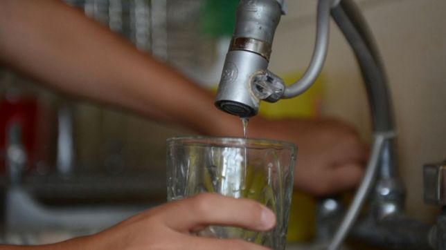 absa realiza obras en una caneria y faltara agua en un sector de la plata