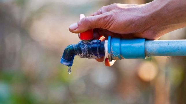 tres barrios de la plata sufren falta de agua y absa lo atribuye a un corte de energia