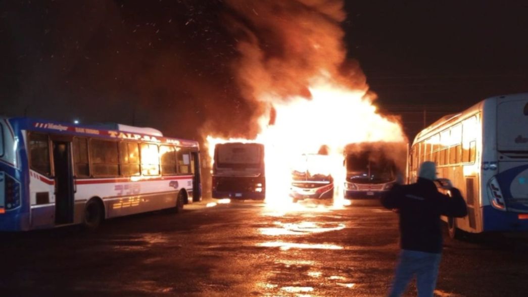 Tremendo incendio en una terminal del TALP: el fuego destruyó al menos 14 micros