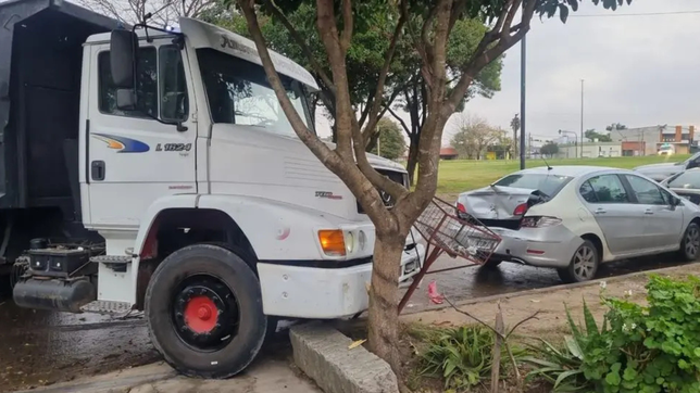 un camionero perdio el control, choco contra un auto y casi termina en tragedia