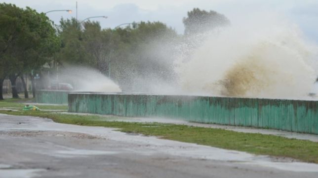 baja el nivel del agua pero se mantiene el alerta de crecida en el rio de la plata
