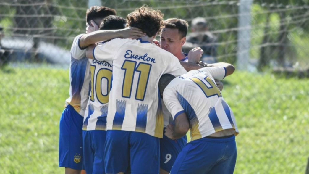 Juega en Everton, no puede pagar la cuota y sus amigos juntan plata para ayudarlo