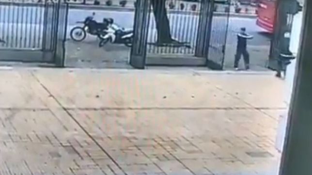 video: asi fue la violenta salidera en las puertas del banco provincia