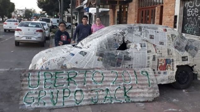 la polemica aplicacion uber tendra su propio muneco de fin de ano en la plata