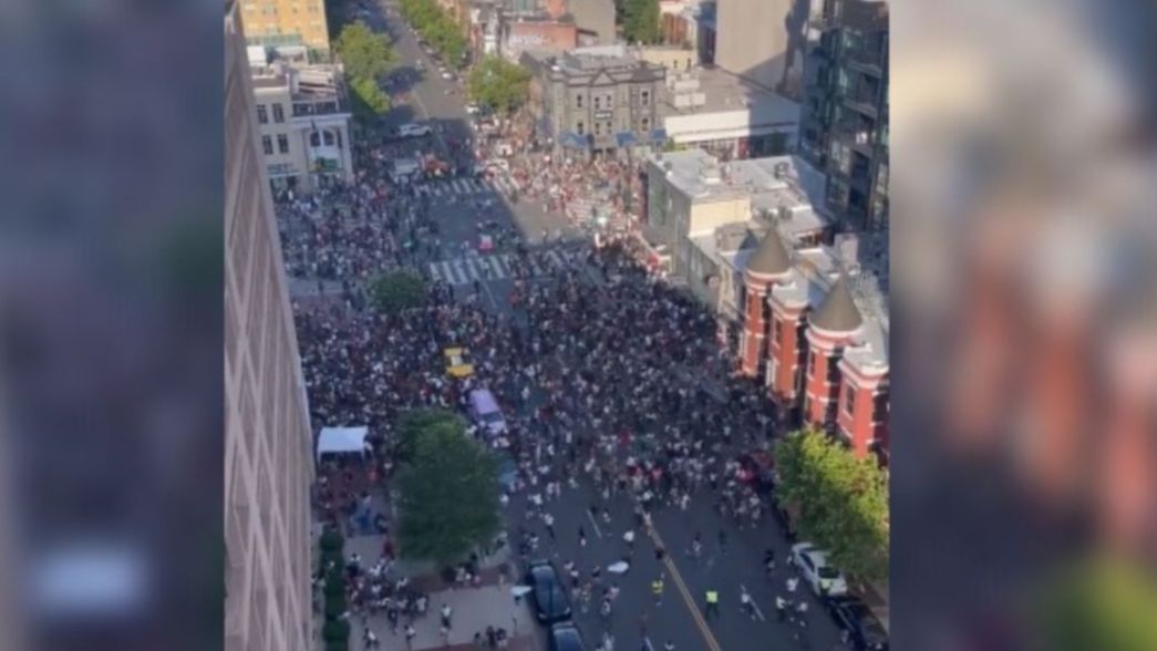 Los impactantes videos del tiroteo y la estampida en Washington: hay al menos un muerto