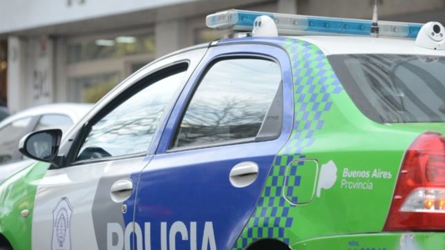 encapuchados y con armas, ataron a una pareja y saquearon su casa de la plata
