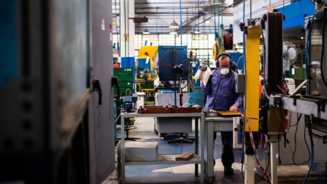 el gobierno y los gremios acordaron una suba del 45% para el salario minimo, vital y movil