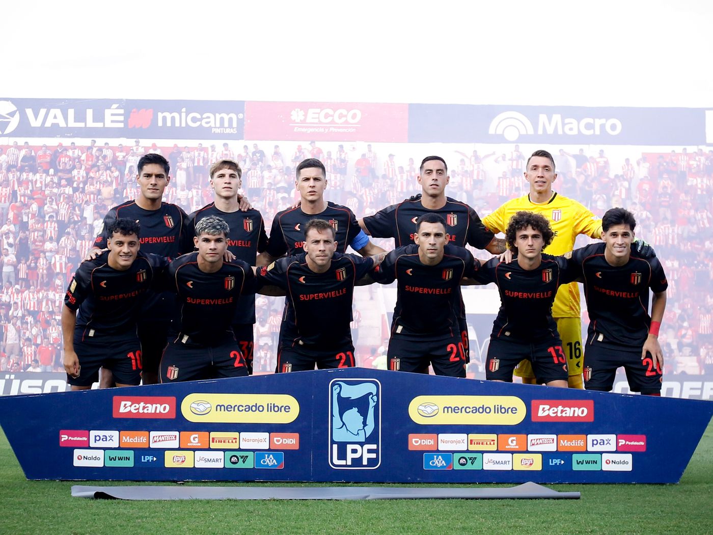 Eric Meza en la formación inicial de Estudiantes ante Instituto.