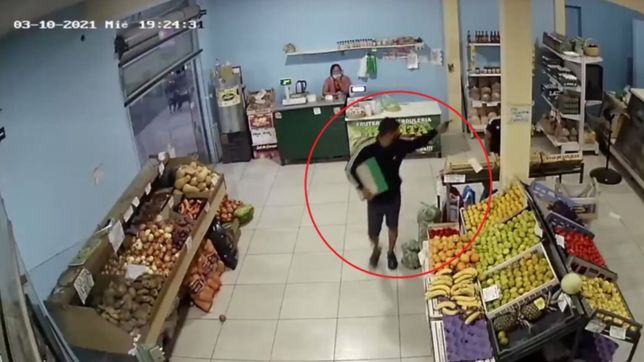 terror en un almacen de la plata: le apunto a una empleada, a un cliente y se robo la caja