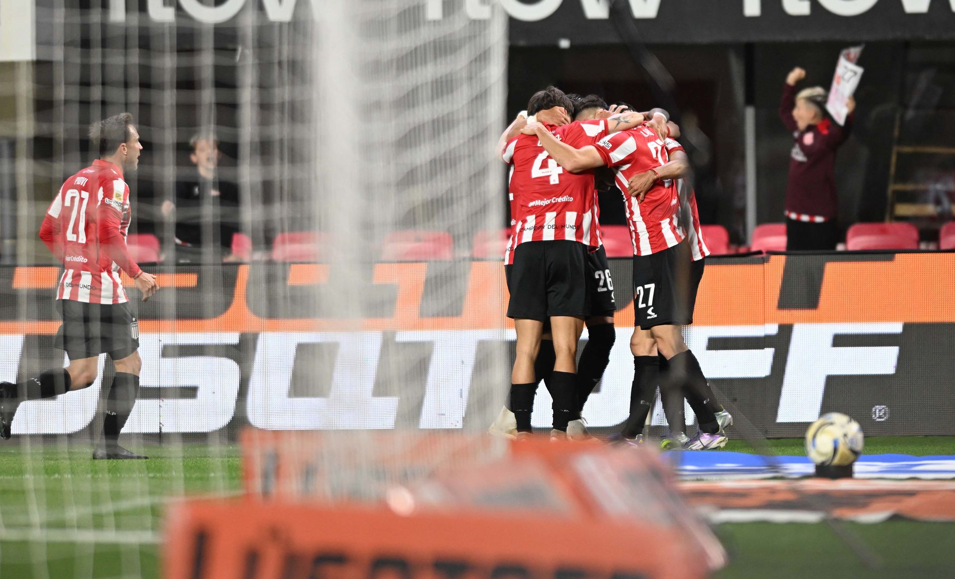Estudiantes Defensa y Justicia festejo gol (2)