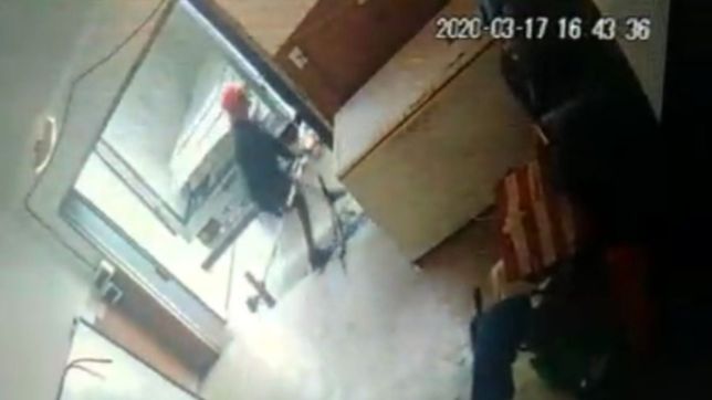 video: a plena luz del dia y en bicicleta, se metio a robar en una casa de ensenada