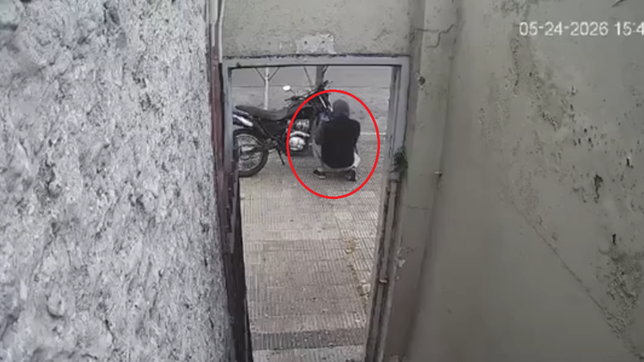 robaron una moto estacionada en la loma a plena luz del dia y en cuestion de segundos
