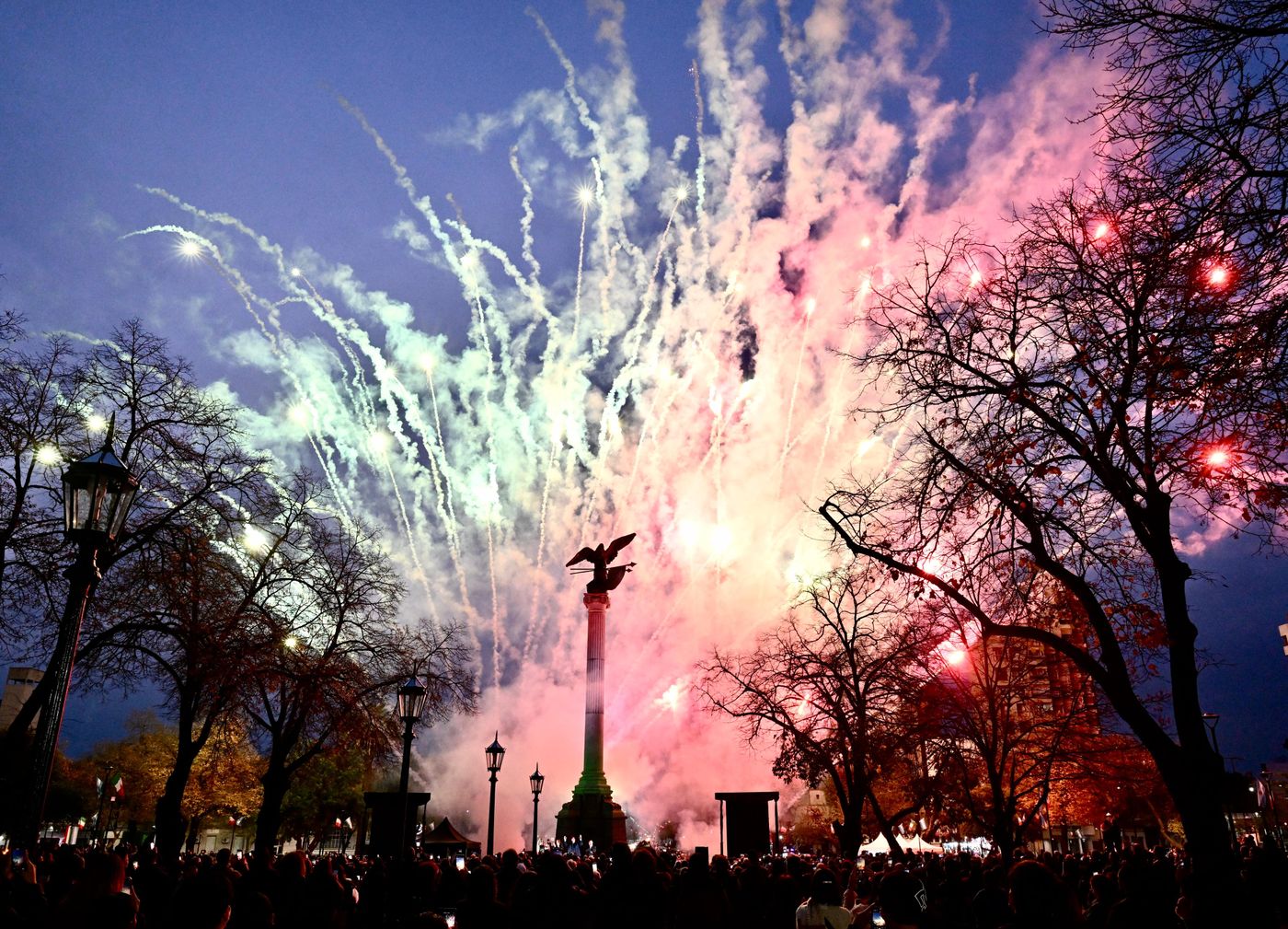 Inauguración Plaza Italia fuegos Artificiales.jpeg