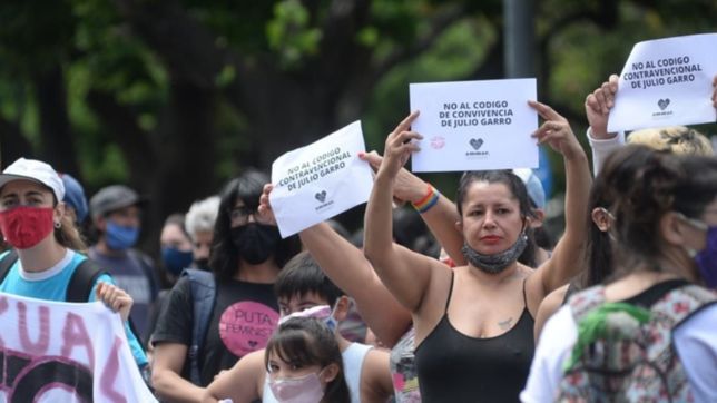 organizaciones marcharon al pasaje dardo rocha para rechazar el codigo de convivencia