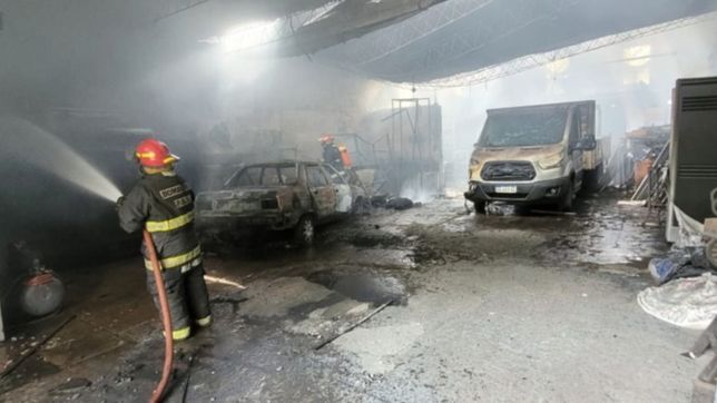 tension y gran operativo para controlar un incendio en un galpon de la plata