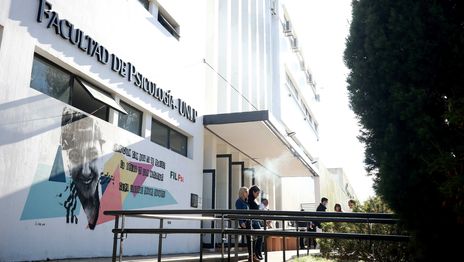 Estudiantes de la Facultad de Psicología despidieron con angustia a una estudiante murió en las últimas horas Estudiantes de la Facultad de Psicología despidieron con angustia a una estudiante murió en las últimas horas