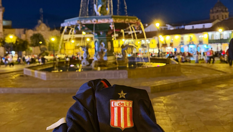 La fiesta de los hinchas de Estudiantes en las calles de Cusco en la previa del partido La fiesta de los hinchas de Estudiantes en las calles de Cusco en la previa del partido