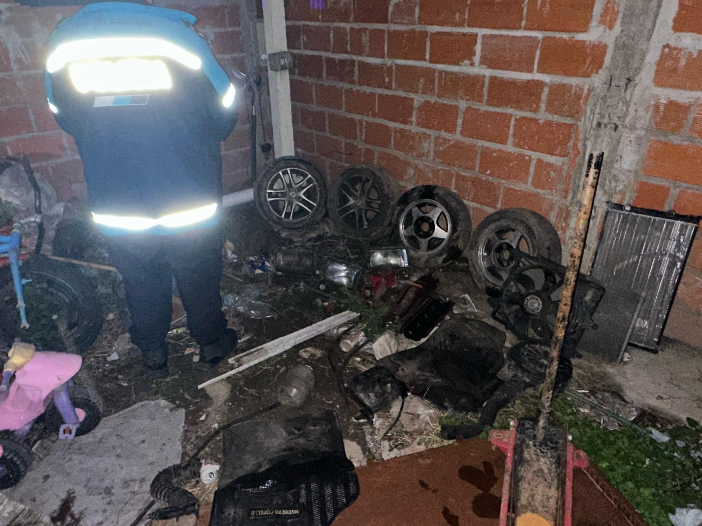 Las autopartes que encontraron los efectivos policiales cuando llegaron a un domicilio de Alejandro Korn.